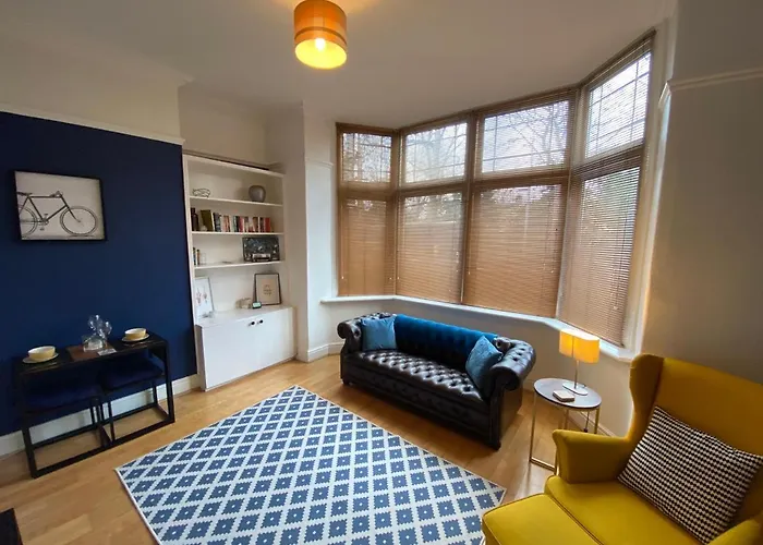Stylish Apartment With Secure Parking Close To City