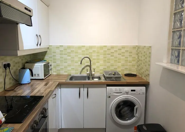 Stylish Apartment With Secure Parking Close To City