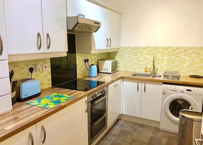 Stylish Apartment With Secure Parking Close To City