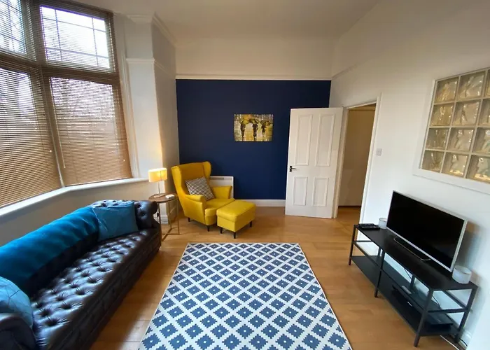 Stylish Apartment With Secure Parking Close To City