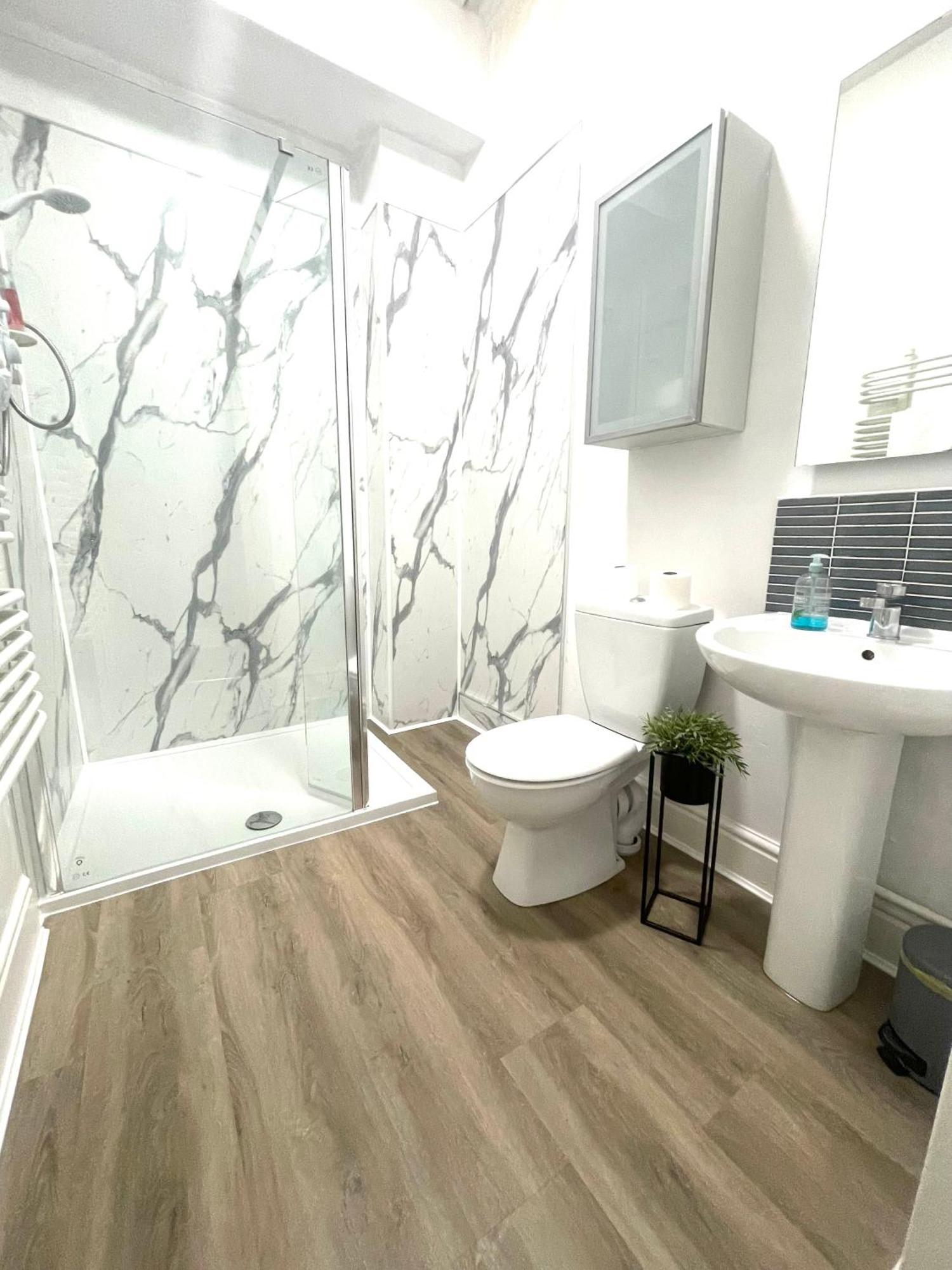 Stylish With Secure Parking Close To Apartamento